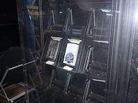 Lot 33 - display kast voor zippo en bic - afbeelding 6 van  6