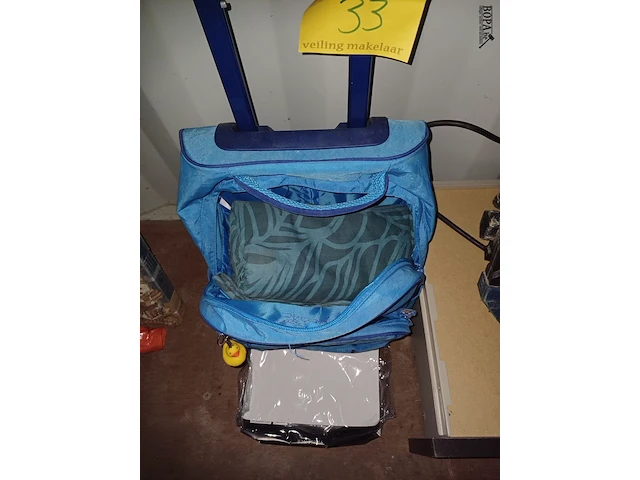 Lot 33 - kindertrolley en dekbedovertrek - afbeelding 2 van  2