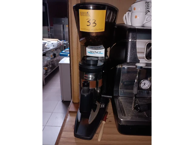 Lot 33 - koffiebonen maler santos - afbeelding 1 van  4
