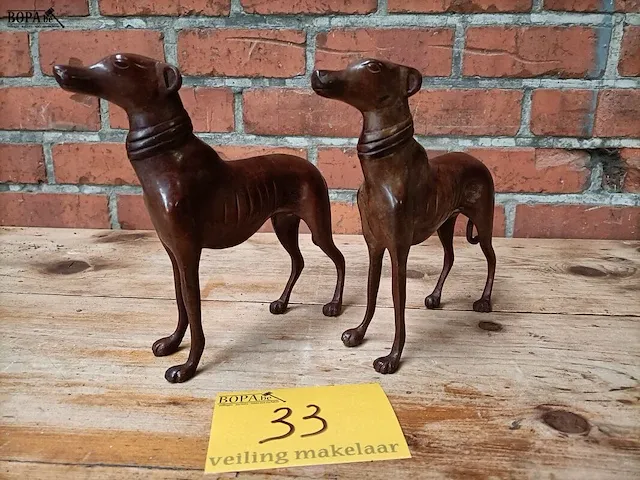 Lot 33 - stijlvolle koperen honden, koppel - afbeelding 1 van  4