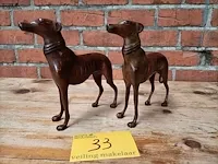 Lot 33 - stijlvolle koperen honden, koppel - afbeelding 1 van  4