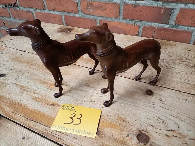 Lot 33 - stijlvolle koperen honden, koppel - afbeelding 2 van  4