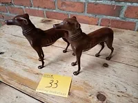 Lot 33 - stijlvolle koperen honden, koppel - afbeelding 2 van  4