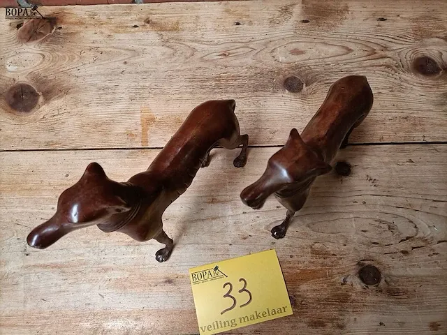 Lot 33 - stijlvolle koperen honden, koppel - afbeelding 3 van  4