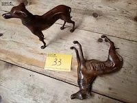Lot 33 - stijlvolle koperen honden, koppel - afbeelding 4 van  4