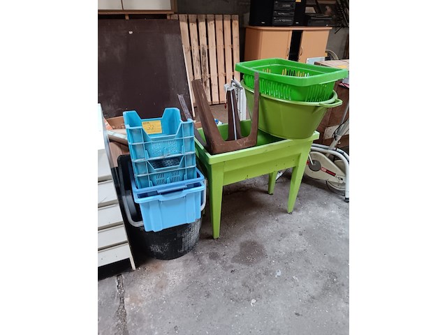 Lot 33 - wasmanden, bloembak en sorteerbakjes - afbeelding 1 van  2
