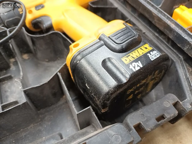 Lot 330 - accu boormachine dewalt - afbeelding 2 van  3