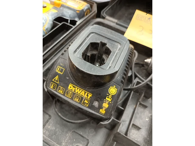 Lot 330 - accu boormachine dewalt - afbeelding 3 van  3