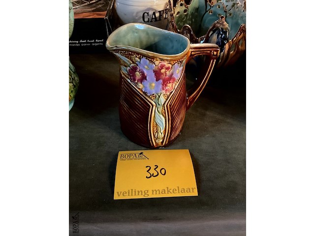 Lot 330 - kan met majolica bloesem - afbeelding 1 van  4