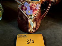 Lot 330 - kan met majolica bloesem
