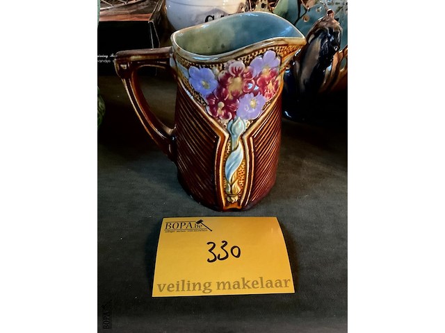 Lot 330 - kan met majolica bloesem - afbeelding 2 van  4