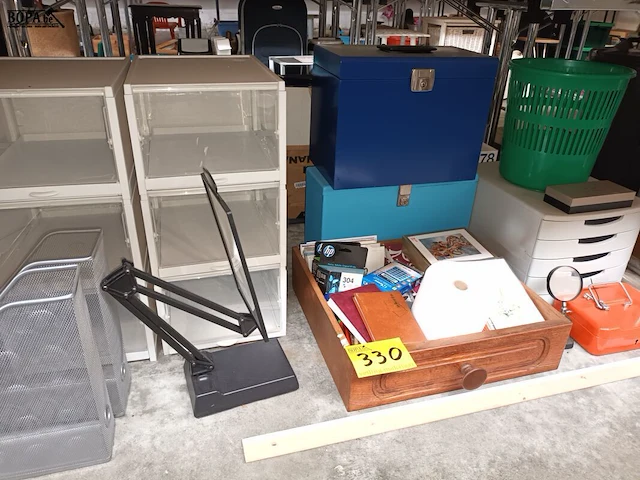 Lot 330 - lot kantoormateriaal - afbeelding 1 van  4