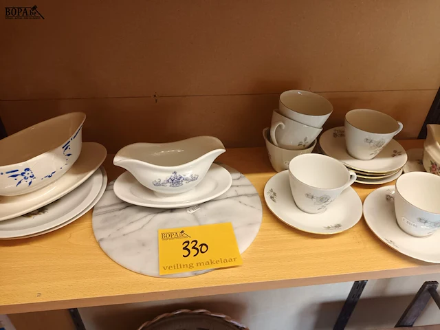Lot 330 - servies. 14 stuks - afbeelding 1 van  4