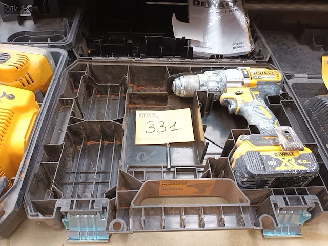 Lot 331 - accu boormachine dewalt - afbeelding 1 van  3