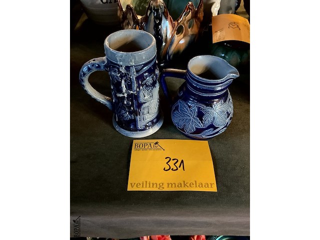 Lot 331 - blauwe steengoed kannen - afbeelding 1 van  3