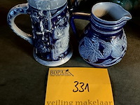 Lot 331 - blauwe steengoed kannen - afbeelding 1 van  3