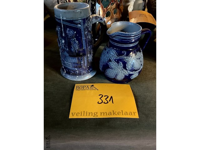 Lot 331 - blauwe steengoed kannen - afbeelding 2 van  3