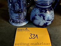 Lot 331 - blauwe steengoed kannen - afbeelding 2 van  3