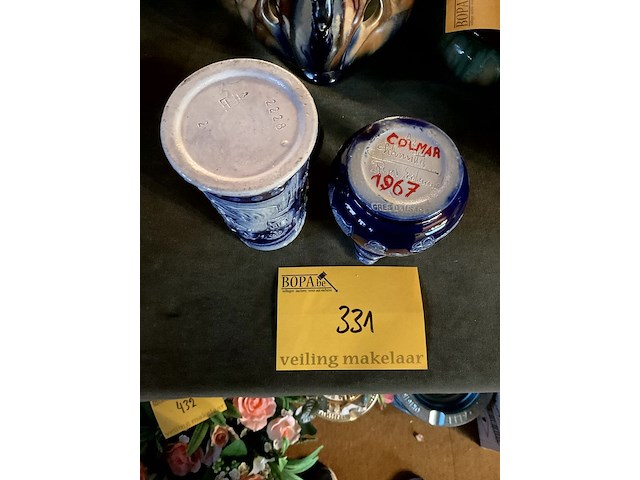 Lot 331 - blauwe steengoed kannen - afbeelding 3 van  3