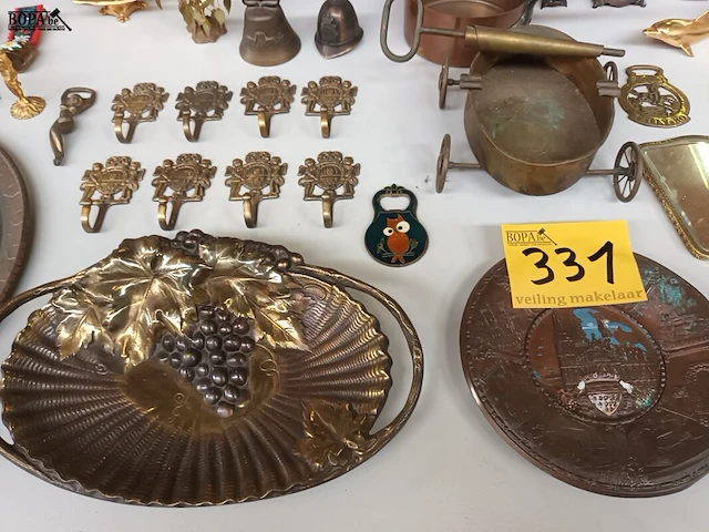 Lot 331 - decoratie in koper. 45 stuks - afbeelding 6 van  10