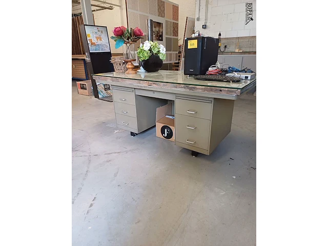 Lot 331 - metalen bureau met 6 lades, scheepvloer top en glasplaat - afbeelding 1 van  5