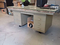 Lot 331 - metalen bureau met 6 lades, scheepvloer top en glasplaat - afbeelding 1 van  5