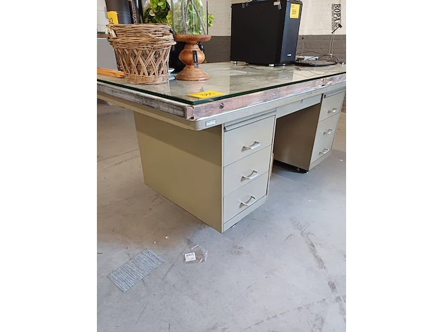 Lot 331 - metalen bureau met 6 lades, scheepvloer top en glasplaat - afbeelding 2 van  5
