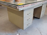 Lot 331 - metalen bureau met 6 lades, scheepvloer top en glasplaat - afbeelding 2 van  5