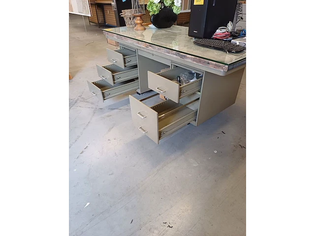 Lot 331 - metalen bureau met 6 lades, scheepvloer top en glasplaat - afbeelding 4 van  5