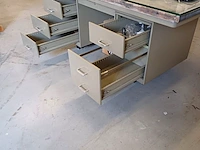 Lot 331 - metalen bureau met 6 lades, scheepvloer top en glasplaat - afbeelding 4 van  5