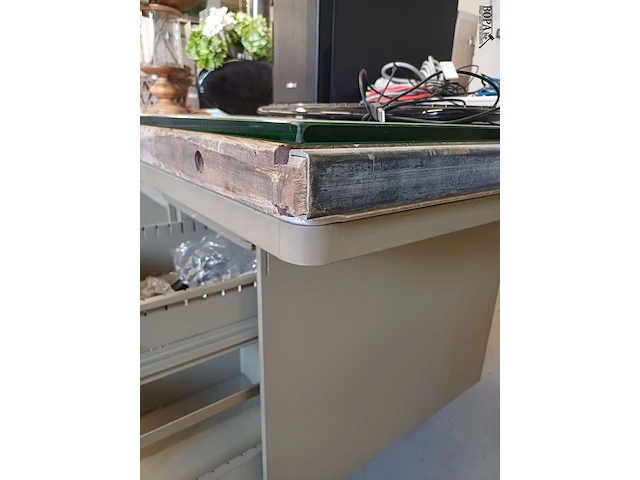 Lot 331 - metalen bureau met 6 lades, scheepvloer top en glasplaat - afbeelding 5 van  5