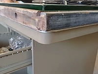 Lot 331 - metalen bureau met 6 lades, scheepvloer top en glasplaat - afbeelding 5 van  5