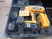 Lot 332 - dewalt accu tacker - afbeelding 1 van  4