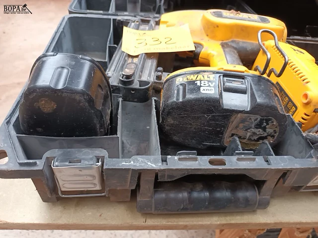 Lot 332 - dewalt accu tacker - afbeelding 2 van  4