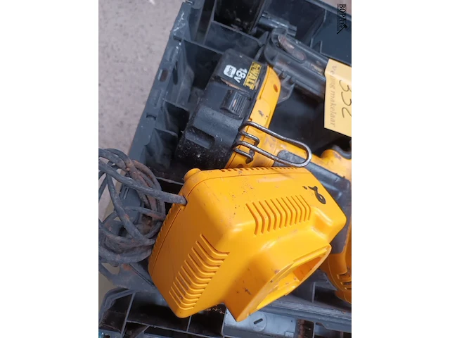 Lot 332 - dewalt accu tacker - afbeelding 3 van  4