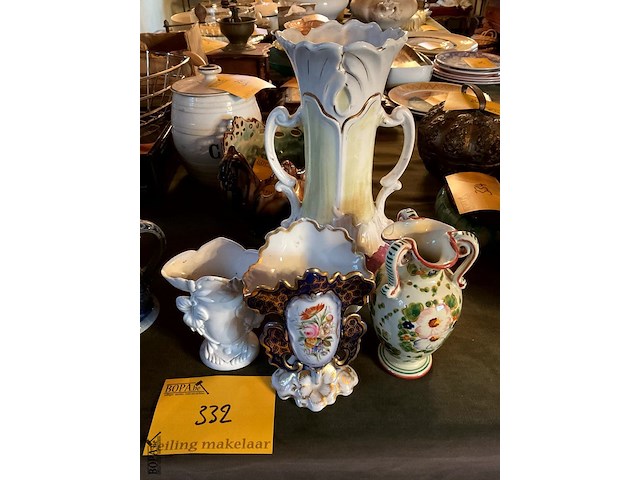 Lot 332 - ensemble van vaas(schade) en kleine vaasjes italiaans en bru - afbeelding 1 van  6