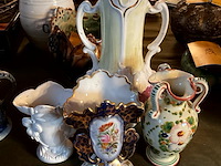 Lot 332 - ensemble van vaas(schade) en kleine vaasjes italiaans en bru - afbeelding 1 van  6