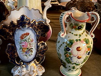 Lot 332 - ensemble van vaas(schade) en kleine vaasjes italiaans en bru - afbeelding 2 van  6