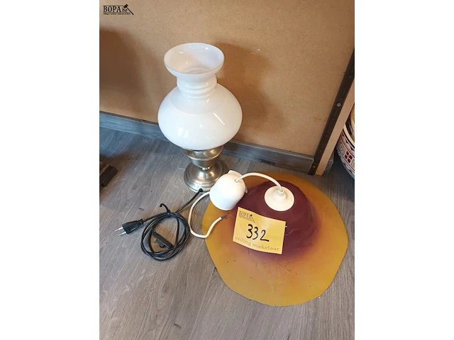 Lot 332 - lampen. 2 stuks - afbeelding 1 van  3