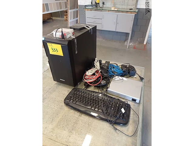 Lot 333 - desktop, klavier, switch, kabels divers, logitech muziekbox. - afbeelding 1 van  5