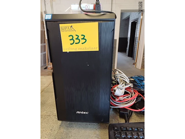 Lot 333 - desktop, klavier, switch, kabels divers, logitech muziekbox. - afbeelding 2 van  5