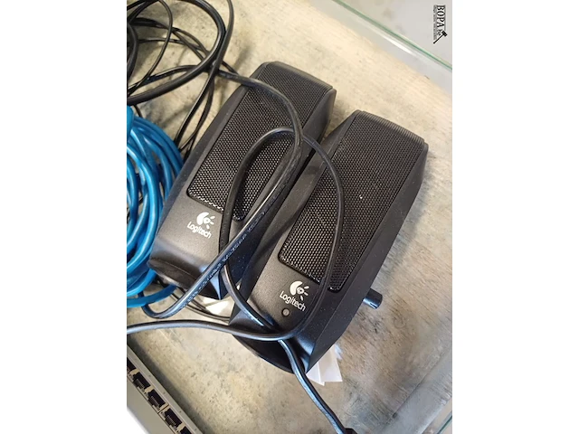 Lot 333 - desktop, klavier, switch, kabels divers, logitech muziekbox. - afbeelding 4 van  5