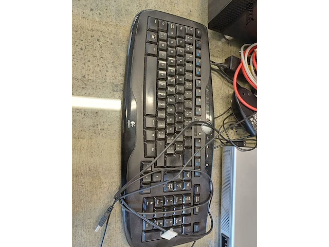 Lot 333 - desktop, klavier, switch, kabels divers, logitech muziekbox. - afbeelding 5 van  5