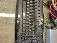 Lot 333 - desktop, klavier, switch, kabels divers, logitech muziekbox. - afbeelding 5 van  5
