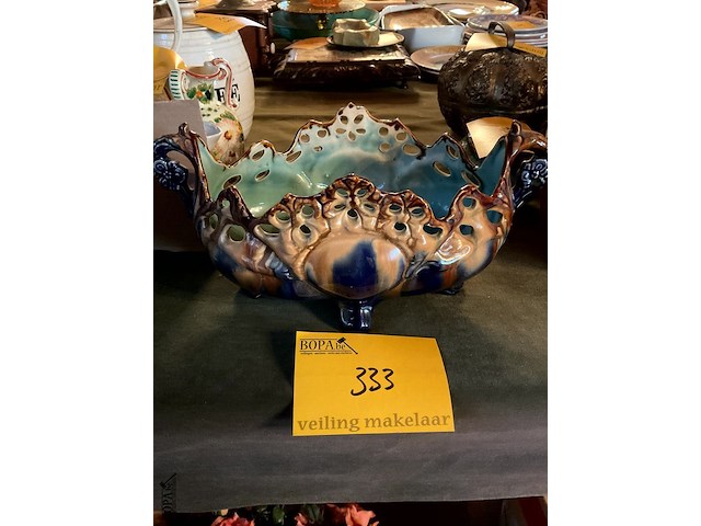 Lot 333 - majolica jardinière - afbeelding 1 van  4