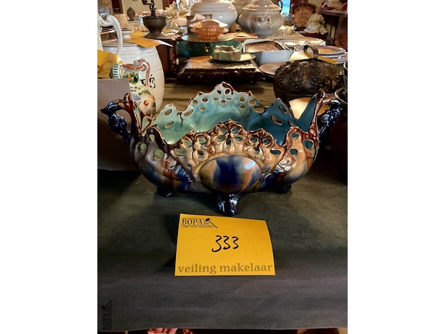 Lot 333 - majolica jardinière - afbeelding 2 van  4