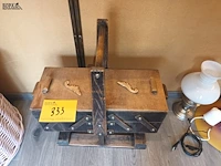Lot 333 - naaikoffertje - afbeelding 1 van  3
