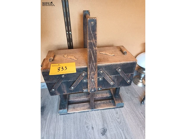 Lot 333 - naaikoffertje - afbeelding 2 van  3