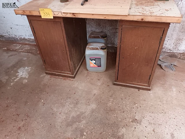 Lot 334 - houten werktafel - afbeelding 1 van  3