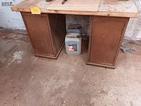 Lot 334 - houten werktafel - afbeelding 1 van  3